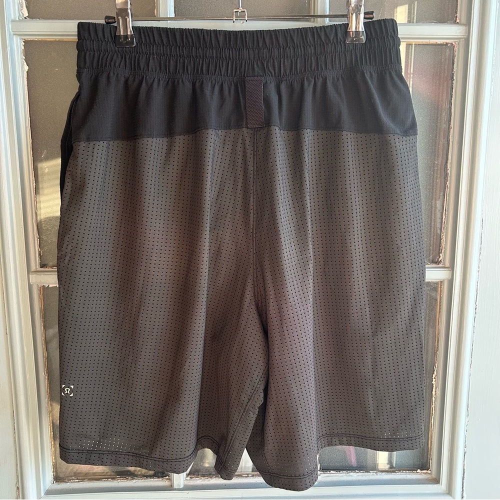 Lululemon Men’s Activewear Casual Workout Shorts In The Key Black Gray Medium 8”